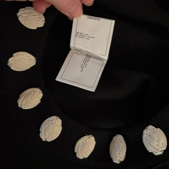 CHANEL BLACK SWEATER with White Camilla Flowers Size 40 - Picture 9 of 11